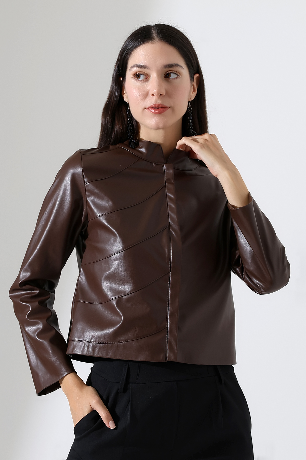 Mannequin dans le jardin portant une veste courte en cuir beige